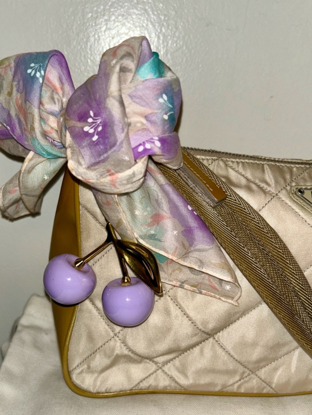 Authentic Vintage Prada Nylon tessuto Enamel Beige Shoulder Bag. Homemade Twilly - Picture 3 of 14